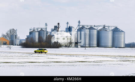 Storage Tanker auf der Winter die Landschaft in Lappland, Finnland Stockfoto