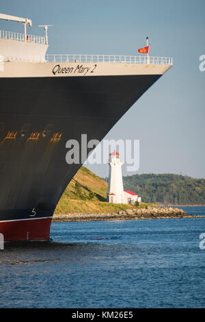Queen Mary II sailpast in den Hafen von Halifax, Nova Scotia, Kanada. Stockfoto