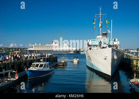 Queen Mary II Segel Vergangenheit HMCS Sackville in den Hafen von Halifax, Nova Scotia, Kanada. Stockfoto