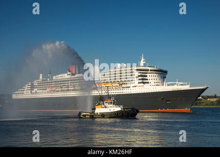 Queen Mary II sailpast in den Hafen von Halifax, Nova Scotia, Kanada. Stockfoto