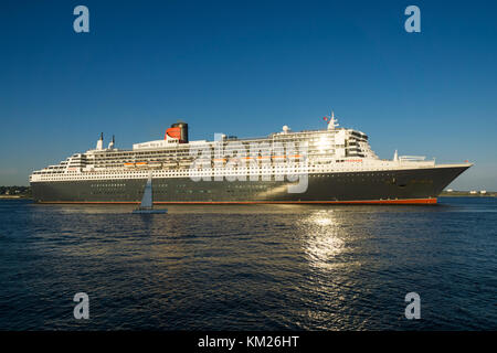Queen Mary II sailpast in den Hafen von Halifax, Nova Scotia, Kanada. Stockfoto