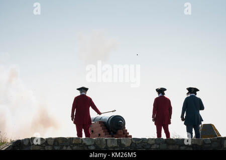 Die Mitarbeiter des Kostüms zeigen den Beschuss eines Kanons auf der Festung Louisbourg, Cape Breton, Nova Scotia, Kanada. Stockfoto