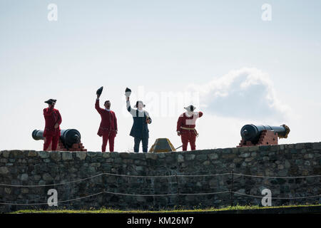 Die Mitarbeiter des Kostüms zeigen den Beschuss eines Kanons auf der Festung Louisbourg, Cape Breton, Nova Scotia, Kanada. Stockfoto