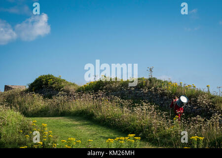 Drummer spaziert an der Wand in Fortress Louisbourg, Cape Breton, Nova Scotia, Kanada. Stockfoto