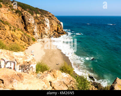 Dume cove Malibu, Zuma Beach, Smaragd und blaues Wasser in einer ruhigen Paradise Beach von Klippen umgeben. dume Cove, Malibu, California, CA, USA Stockfoto