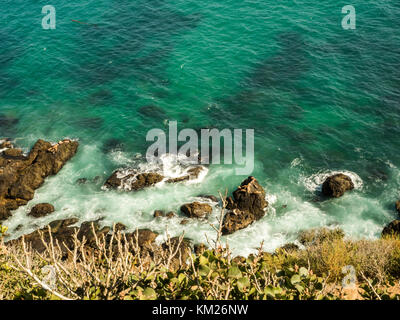 Dichtungen an Malibu, Smaragd und blaues Wasser in einer ruhigen Paradise Beach von Klippen umgeben. dume Cove, Malibu, California, CA, USA Stockfoto