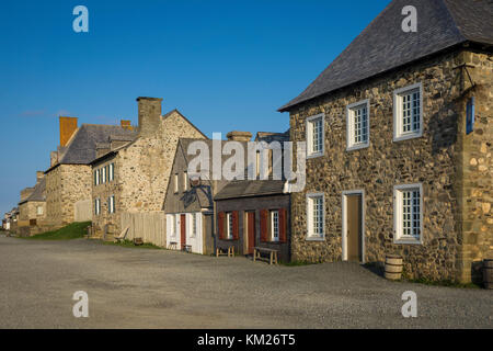 Reihe von Gebäuden in der Nähe des Wassers in der Festung Louisbourg, Kap Breton, Nova Scotia, Kanada. Stockfoto