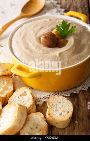 Hausgemachte Creme Kastaniensuppe in einem Topf close-up auf einem Tisch. Vertikale Stockfoto