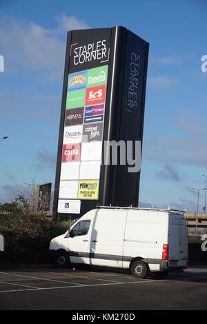 Große Werbung board bei Staples Corner Retail Pk, London, England, Großbritannien Stockfoto