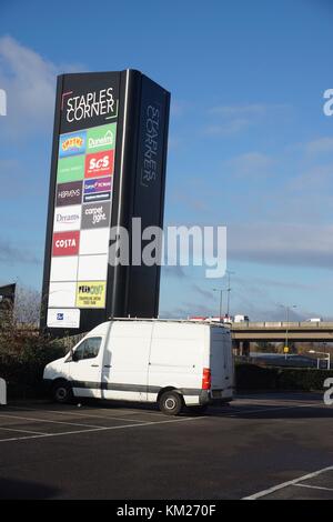 Große Werbung board bei Staples Corner Retail Pk, London, England, Großbritannien Stockfoto