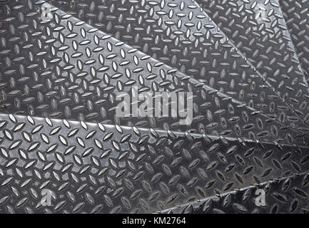Schwarz lackiert industrielle Anti Slip geprägtem Metall Stahl Platte Stufen der Treppe mit diagonal Stöße von rautenmuster Textur, Hintergrund, Nahaufnahme Stockfoto