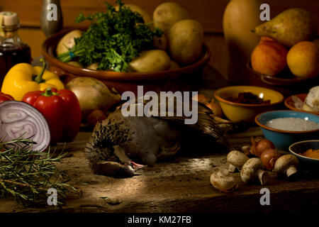 Ungekocht Rebhuhn mit frischen, rohen Zutaten Stockfoto