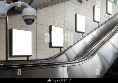 Sicherheit Kamera Überwachung auf die leere Plakatwand in unterirdischen Saal oder U-Bahn für Werbung, Business werben und Sicherheitskonzept Stockfoto