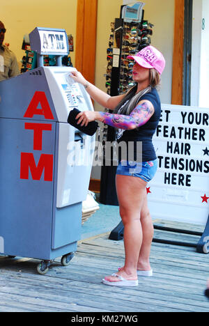 SEASIDE HEIGHTS, NJ - 15. JULI: Deena Nicole Cortese filmt am 15. Juli 2011 in Seaside Heights, New Jersey. Leute: Deena Nicole Cortese Stockfoto