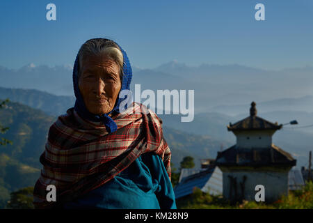 Newari alte Frau vor Himalaya Range, Dulikhel, Kathmandu Valley, Nepal Stockfoto