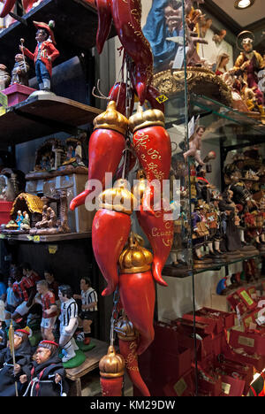 Lucky Hörner und terracotta Statuen für den Verkauf in der Via San Gregorio Armeno, Neapel, Kampanien, Italien Stockfoto