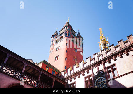 Geringer Betrachtungswinkel von Basel Rathaus turm und Goldenen Turm gegen den blauen Himmel, Schweiz Stockfoto