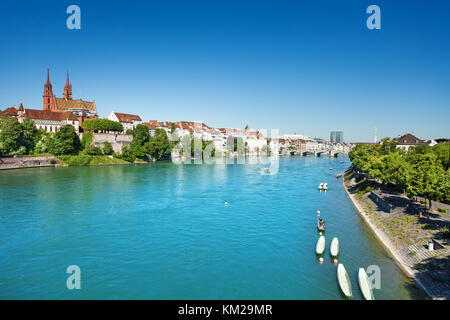 Malerischer Blick auf Basel Waterfront mit Munster Kathedrale von wettstein Brücke aus gesehen Stockfoto