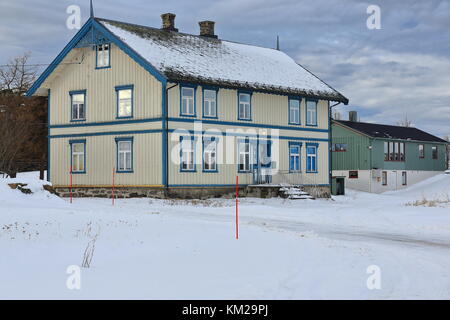 Alte weiß und blau lackierten Holz- Cottage - Volksarchitektur und Batten siding über Stein Stiftung - schwarz Schindeldach-perron und Stein Stockfoto