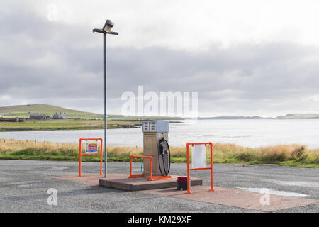 Remote-Tankstelle - Unst, Shetlandinseln, Schottland, Großbritannien Stockfoto