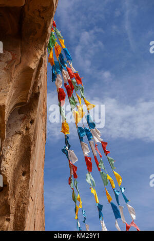 Buddhistische gebetsfahnen an der Fassade der matisi Tempel in China. Stockfoto