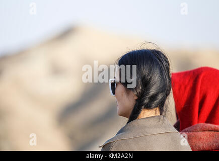 Zhangye, China - Oktober 15,2017: jungen chinesischen Blick auf die unglaubliche geologischen Park von zanghye danxia. Stockfoto