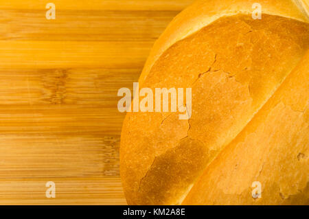 frisch geflochten weiß Weizen Brot auf Bambus Holz Hintergrund Stockfoto