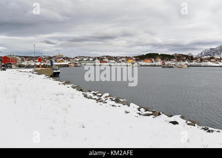 Ne-stationen Blick auf den Fischereihafen - laukvik Dorf Hafen Lagerhäuser und Stadt Ferienhäuser - Hütten - Hütten mit Halterungen - delpen bontinden - sandsmelen in zurück Stockfoto