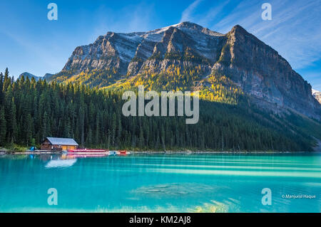 Lake Louise im Banff National Park inmitten der Rocky Mountains Stockfoto