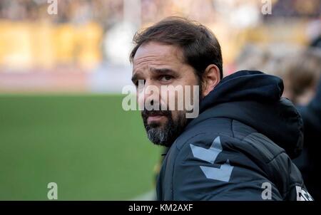 DATEI - Aktenbild vom 20. November 2016, das Greuther Furths damaligen Cheftrainer Stefan Ruthenbeck vor dem 2. Bundesliga-Fußballspiel zwischen SG Dynamo Dresden und SpVgg Greuther Furth im DDV-Stadion in Dresden auf der Bank zeigt. Foto: Thomas Eisenhuth/dpa-Zentralbild/dpa Stockfoto