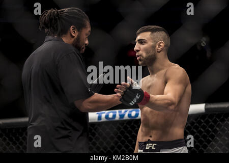 Detroit, Michigan, USA. 2. Dez, 2017. September 16, 2017: Schiedsrichter Herb Dean wärmt David Teymur während eines Kampfes mit Drakkar Klose bei UFC 218 an Little Caesars Arena in Detroit, Michigan. Credit: Scott Taetsch/ZUMA Draht/Alamy leben Nachrichten Stockfoto