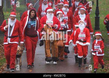 London, Großbritannien. 03 Dez, 2017. London, 3. Dezember 2017 Tausende beteiligen Sie sich an der jährlichen London Santa Dash um Clapham Common in Höhe von Great Ormond Street Hospital. : Credit: Claire Doherty/Alamy leben Nachrichten Stockfoto