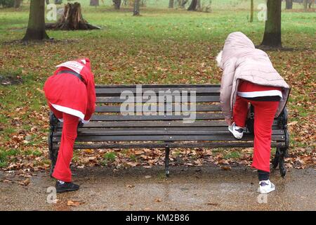 London, Großbritannien. 03 Dez, 2017. London, 3. Dezember 2017 Tausende beteiligen Sie sich an der jährlichen London Santa Dash um Clapham Common in Höhe von Great Ormond Street Hospital. : Credit: Claire Doherty/Alamy leben Nachrichten Stockfoto