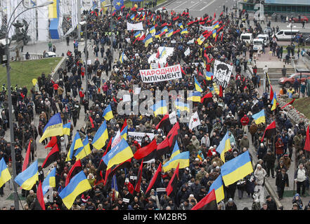 Kiew, Ukraine. Dezember 2017. Demonstranten tragen während des marsches Flaggen und Banner mit der Aufforderung des ukrainischen parlaments, am 03. Dezember 2017 in Kiew, Ukraine, ein Gesetz über die Amtsenthebung des Präsidenten zu akzeptieren. Hunderte von verärgerten ukrainischen Aktivisten richteten am 17. Oktober 2017 außerhalb des ukrainischen Parlamentsgebäudes ein Zeltlager ein, nachdem sie von den Gesetzgebern gefordert hatten, das Gesetz über unmittelbare politische Reformen wie die Schaffung von Antikorruptionsgerichten, die Änderung der Wahlgesetze und die Entlassung der Unverletzlichkeit eines Abgeordneten anzunehmen. Quelle: Serg Glovny/ZUMA Wire/Alamy Live News Stockfoto