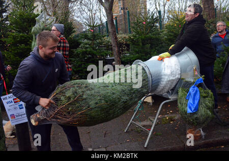 London, Großbritannien. 03 Dez, 2017. Weihnachten Bäume im Verkauf bei Columbia Road Blumenmarkt am ersten Wochenende im Dezember. Credit: JOHNNY ARMSTEAD/Alamy leben Nachrichten Stockfoto