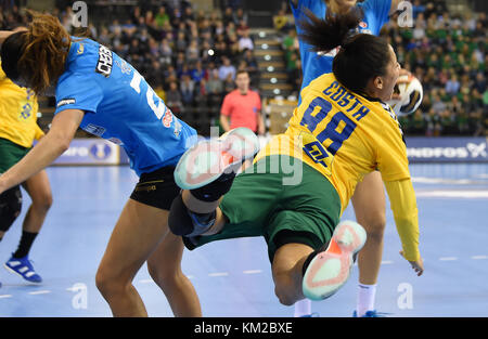 Oldenburg, Deutschland. Dezember 2017. Die brasilianische Mariana Costa (R) wurde von Tunesiens Sonden Hachana während des Handball-Weltmeisterschaftsspiels der Frauen zwischen Tunesien und Brasilien in der EWE Arena in Oldenburg, Deutschland, 03. Dezember 2017 geschossen Credit: Carmen Jaspersen/dpa/Alamy Live News Stockfoto