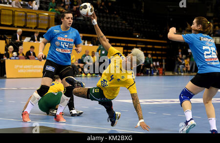 Oldenburg, Deutschland. Dezember 2017. Die Brasilianerin Samira Rocha (C) besiegt die Tunesierin Manel Kouki (L) und Oumaya Dardour (R) während des Handball-Weltmeisterschaftsspiels der Frauen zwischen Tunesien und Brasilien in der EWE Arena in Oldenburg, 3. Dezember 2017 Credit: Carmen Jaspersen/dpa/Alamy Live News Stockfoto