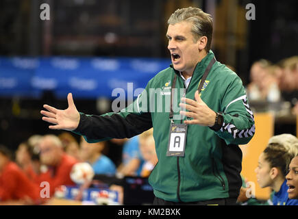 Oldenburg, Deutschland. Dezember 2017. Brasiliens Cheftrainer Jorge Duenas de Galarza, der beim Handball-Weltmeisterschaftsspiel der Frauen zwischen Tunesien und Brasilien in der EWE Arena in Oldenburg, Deutschland, 03. Dezember 2017, in der Hand von der Spielfeldrunde gespendet wurde Credit: Carmen Jaspersen/dpa/Alamy Live News Stockfoto