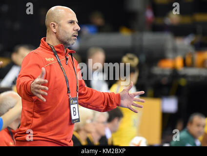 Oldenburg, Deutschland. Dezember 2017. Tunesiens Cheftrainer Issam Lahiani beim Handball-WM-Spiel der Frauen zwischen Tunesien und Brasilien in der EWE Arena in Oldenburg, 03. Dezember 2017 Credit: Carmen Jaspersen/dpa/Alamy Live News Stockfoto