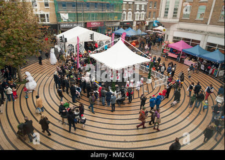 Wimbledon, London SW 19, UK. 3. Dezember, 2017. Liebe Wimbledon Wimbledon der populären "Winter Wonderland" kehrt vorübergehend Wimbledon Broadway mit Tausenden von Besuchern zu Weihnachten Marktstände behandelt, Straßentheater, festliche Veranstaltungen und Fahrten für Kinder Fußgängerzone. Credit: Malcolm Park/Alamy Leben Nachrichten. Stockfoto