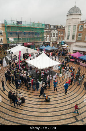 Wimbledon, London SW 19, UK. 3. Dezember, 2017. Liebe Wimbledon Wimbledon der populären "Winter Wonderland" kehrt vorübergehend Wimbledon Broadway mit Tausenden von Besuchern zu Weihnachten Marktstände behandelt, Straßentheater, festliche Veranstaltungen und Fahrten für Kinder Fußgängerzone. Credit: Malcolm Park/Alamy Leben Nachrichten. Stockfoto