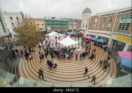 Wimbledon, London SW 19, UK. 3. Dezember, 2017. Liebe Wimbledon Wimbledon der populären "Winter Wonderland" kehrt vorübergehend Wimbledon Broadway mit Tausenden von Besuchern zu Weihnachten Marktstände behandelt, Straßentheater, festliche Veranstaltungen und Fahrten für Kinder Fußgängerzone. Credit: Malcolm Park/Alamy Leben Nachrichten. Stockfoto