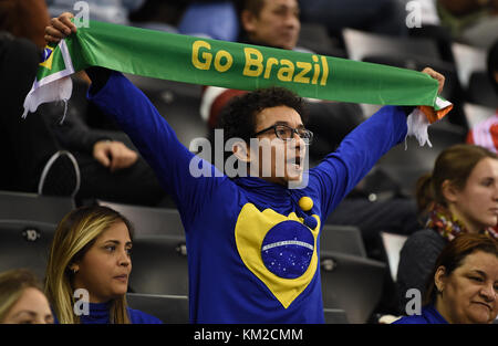 Oldenburg, Deutschland. Dezember 2017. Ein brasilianischer Fan jubelte sein Team mit einem Schal mit dem Text „Go Brazil“ während des Handball-Weltmeisterschaftsspiels der Frauen zwischen Tunesien und Brasilien in der EWE Arena in Oldenburg, 3. Dezember 2017 Credit: Carmen Jaspersen/dpa/Alamy Live News Stockfoto