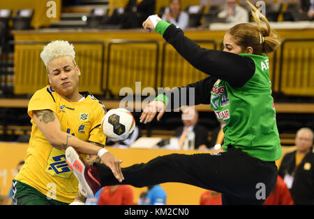 Oldenburg, Deutschland. Dezember 2017. Brasilianerin Samira Rocha (L) wurde vom tunesischen Torhüter Aya Ben Abdallah während des Handball-Weltmeisterschaftsspiels der Frauen zwischen Tunesien und Brasilien in der EWE Arena in Oldenburg, 03. Dezember 2017 gesperrt. Credit: Carmen Jaspersen/dpa/Alamy Live News Stockfoto