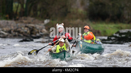 Newtonstewart, Irland. 03 Dez, 2017. mourne weißes Wasser Rennen 2017 Kathleen mccormick, einer der ältesten Irlands Paddler, konkurriert in den Mourne weißes Wasser Rennen in co Tyrone. Credit: Graham service/alamy leben Nachrichten Stockfoto