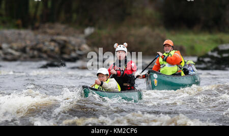 Newtonstewart, Irland. 03 Dez, 2017. mourne weißes Wasser Rennen 2017 Kathleen mccormick, einer der ältesten Irlands Paddler, konkurriert in den Mourne weißes Wasser Rennen in co Tyrone. Credit: Graham service/alamy leben Nachrichten Stockfoto