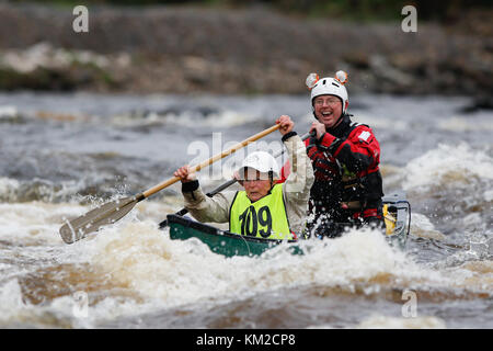 Newtonstewart, Irland. 03 Dez, 2017. mourne weißes Wasser Rennen 2017 Kathleen mccormick von Co Kildare, einer der ältesten Irlands Paddler, konkurriert in den Mourne weißes Wasser Rennen in co Tyrone. Credit: Graham service/alamy leben Nachrichten Stockfoto