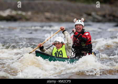 Newtonstewart, Irland. 03 Dez, 2017. mourne weißes Wasser Rennen 2017 Kathleen mccormick aus Co. Kildare, Irland, einer der ältesten Irlands Paddler, konkurriert in den Mourne weißes Wasser Rennen in co Tyrone. Credit: Graham service/alamy leben Nachrichten Stockfoto