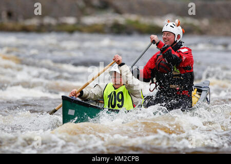 Newtonstewart, Irland. 03 Dez, 2017. mourne weißes Wasser Rennen 2017 Kathleen mccormick aus Co. Kildare, Irland, einer der ältesten Irlands Paddler, konkurriert in den Mourne weißes Wasser Rennen in co Tyrone. Credit: Graham service/alamy leben Nachrichten Stockfoto