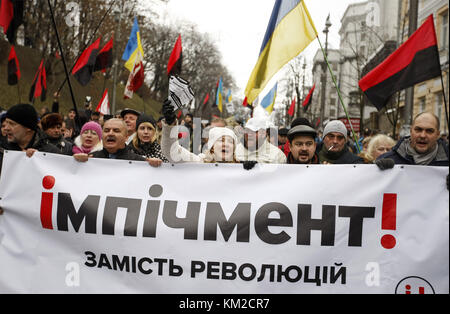 Kiew, Ukraine. Dezember 2017. Die Demonstranten tragen ein Banner mit der Aufschrift "˜Amtsenthebung statt Revolution", während des marsches, in dem das ukrainische parlament aufgefordert wurde, am 03. Dezember 2017 in Kiew, Ukraine, ein Gesetz über die Amtsenthebung des Präsidenten zu akzeptieren. Hunderte von verärgerten ukrainischen Aktivisten richteten am 17. Oktober 2017 außerhalb des ukrainischen Parlamentsgebäudes ein Zeltlager ein, nachdem sie von den Gesetzgebern gefordert hatten, das Gesetz über unmittelbare politische Reformen wie die Schaffung von Antikorruptionsgerichten, die Änderung der Wahlgesetze und die Entlassung der Unverletzlichkeit eines Abgeordneten anzunehmen. (Cr Stockfoto